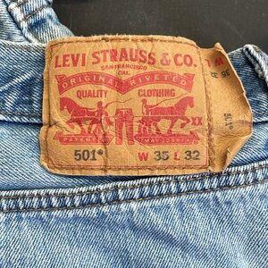Vintage Levi’s 501 button fly. 35x32